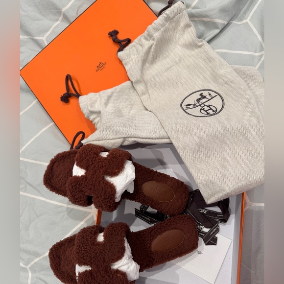 AUTH Hermes Oran Sandals in Shearling - Picture 1 of 5